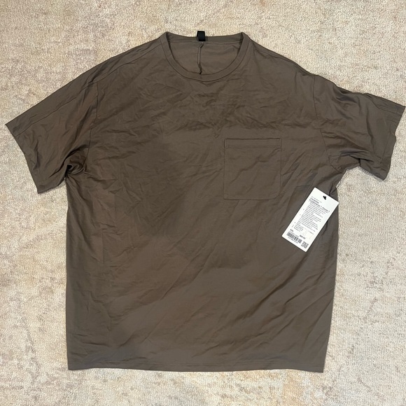Brand new never worn lulu lemon fundamental pockt T tshirt. - Picture 1 of 3